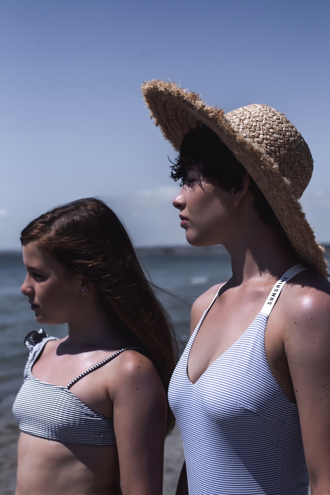 Nuria y Blanca en la Playa la Gola Santa Pola Alicante, ambas mirando al horizonte