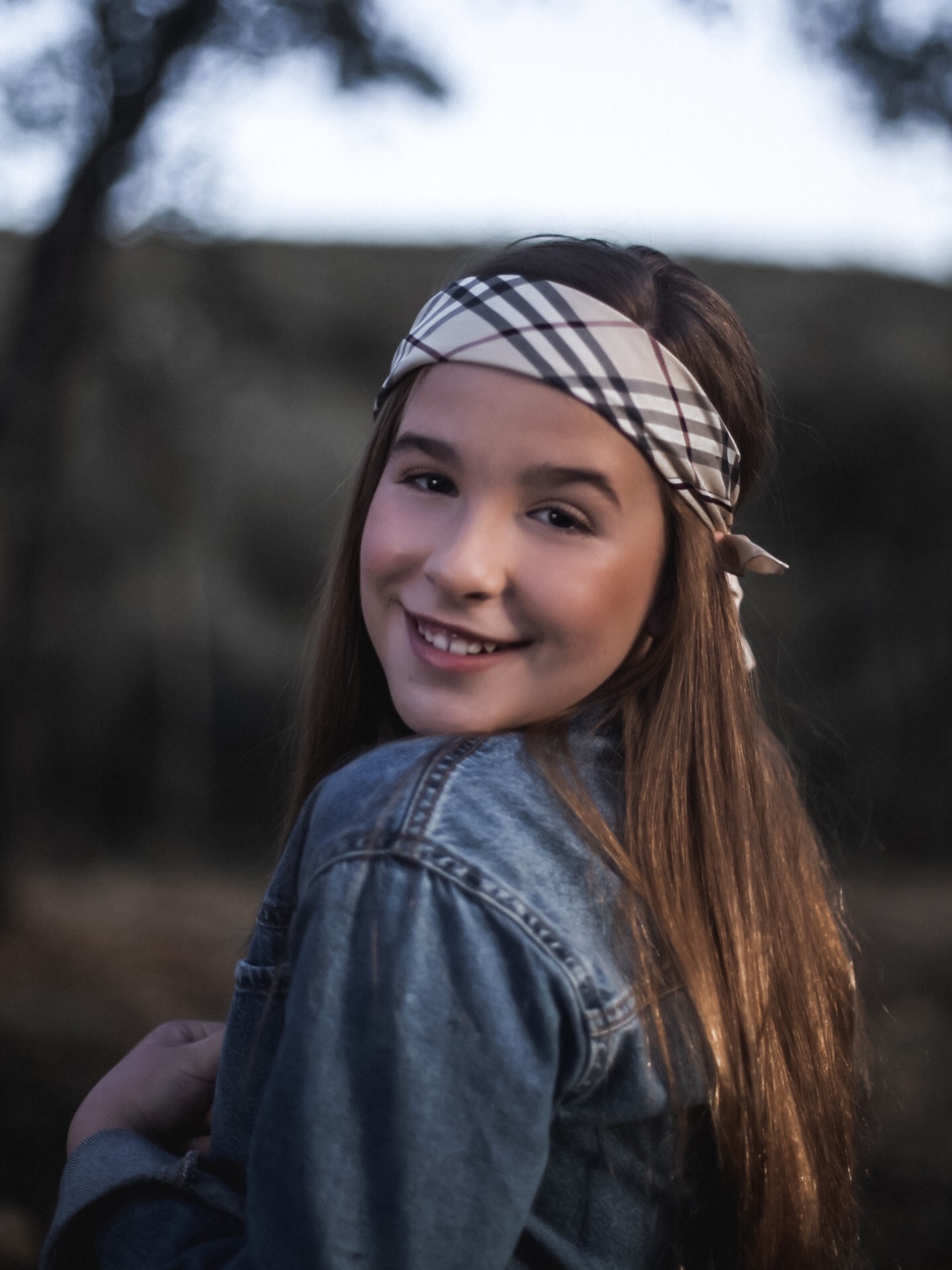 Retrato de niña en el campo